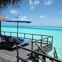 水コテから見えるエメラルドグリーンの海とパノラマの水平線絶景