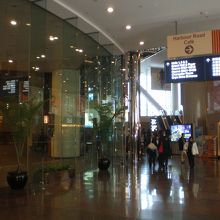 左のガラス内は車寄せ、右は店が並ぶ