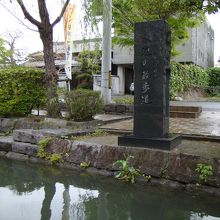 船から見た水辺の散歩道