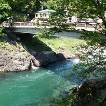郡上八幡城方面からは吉田川にかかる新橋を渡ってアクセス