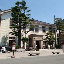 郡上八幡旧庁舎記念館が目印。付近に有料Ｐもあります