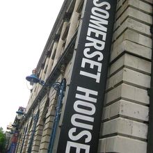 道路から見えるサマセット・ハウスの看板です。