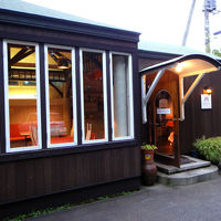 併設したカフェの外観