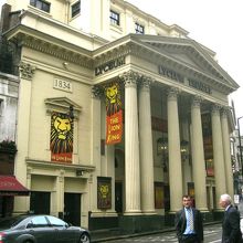 すぐ近くに「ライオン・キング」のライシアム・シアターが。