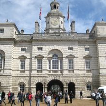 裏には広い運動場があります。