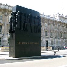 すぐ近くに、第二次世界大戦の婦人の記念碑がありました。