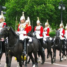 バッキンガム宮殿ではこんな行進もしてました♪