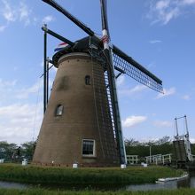 オランダ風車と池と跳ね橋