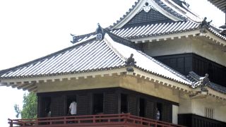 真夏は暑いお城の中。涼しいところは「月見櫓」です。