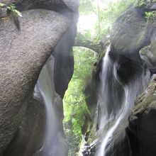 なめらかな岩のラインにうっとりしました
