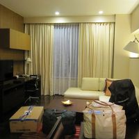 リビング。避難時の荷物が散乱していますが…