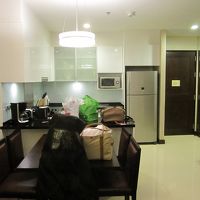 キッチンとダイニング。キッチンに洗濯機あり