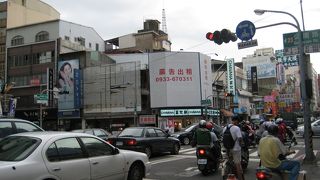 流しのタクシーは台北に比べると多くないです