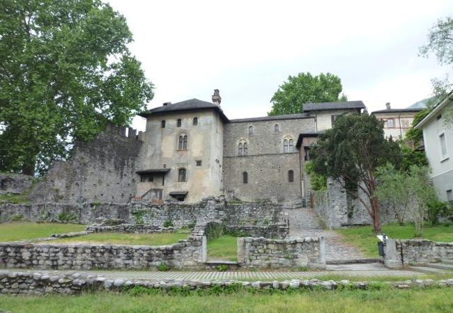 廃墟寸前の本物の中世のお城：ロカルノ城（ヴィスコンティ城）