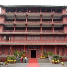 鎮海楼の正面。周囲の広場には戦時中の大砲や旧城壁があります。