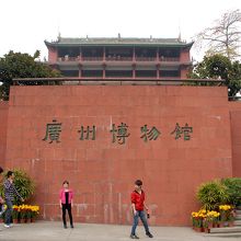 鎮海楼の入り口は越秀公園の小山頂上。心臓がバクバクしました。