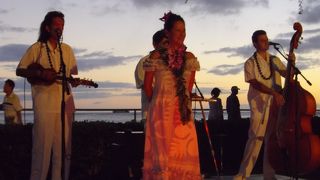 カノエ　ミラーさんは　本当に美しい　　表情豊かな　引き込まれるフラでした。