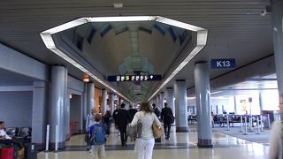 とにかく巨大な空港です