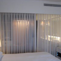 いいアイディア！カーテンを閉めると2部屋あるみたいです。