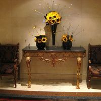 エレベータ・サイドのフラワー・ディスプレイ。こんなの好きです