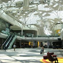 センターには大きなフロアが...