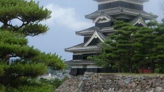 北アルプスを背景に、美しい姿を見せる国宝・松本城