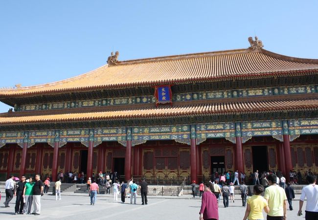 “老中黄”と呼ばれる高貴な瑠璃瓦が鮮やかな太和殿