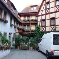 ホテルのレストランのある裏庭