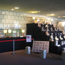 館内大広間に展示された「白磁製のひな人形」７段飾りです
