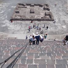 急な階段を見下ろします。結構高度感があります。