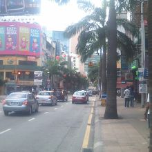 多種のショップが並んで賑やかな表通り