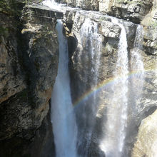 アッパー滝。虹とともに。