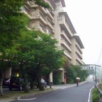 三徳川のほとりにある大きな旅館