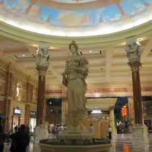 とにかく巨大な建物