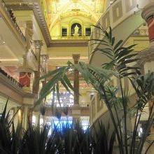 円形状にぐるっと周るエスカレーターもめずらしい