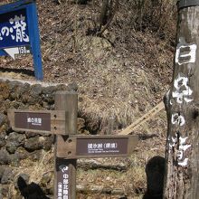 入り口にはこんな看板があります。