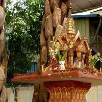 信仰心が篤いことがわかる・ホテル前