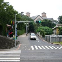 紅毛城入口は真理大学の塔の見える坂道の角にあります。