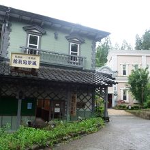 隣あわせてある前田真三・晃風景写真館とその奥、中村道雄組木絵