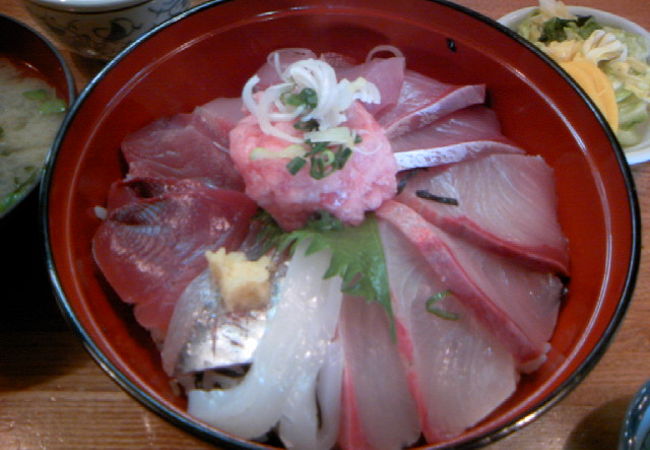 安房神社のすぐそば！海鮮丼