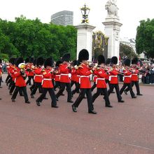 鼓笛隊がバッキンガム宮殿にやって来ました〜♪