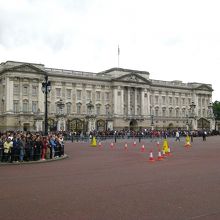 行進前のバッキンガム宮殿の前...凄い人です。