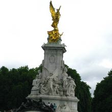 バッキンガム宮殿の前に立つ銅像