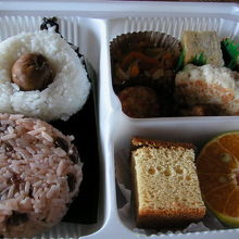 お弁当。ちょっと残念な感じながら、完食