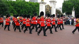 ロンドンに来たからには、バッキンガム宮殿の衛兵交替は見ないとね！