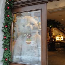 今日は、雨だから中で待ってるよ♪