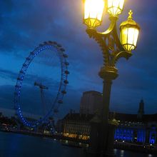 夜のロンドン・アイ　ウエストミンスター・ブリッジの街灯と..