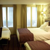 左のエキストラベッドの手前にはデスクと冷蔵庫