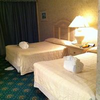 セミダブルベッドが２台。ベッド上の白いロールはバスローブです