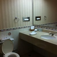 清潔でシンプルなバスルーム。シャワーヘッドは可動式です。